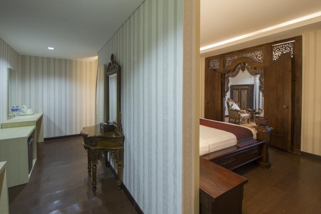 Grand Puri Saron Yogyakarta Hotel Exterior photo