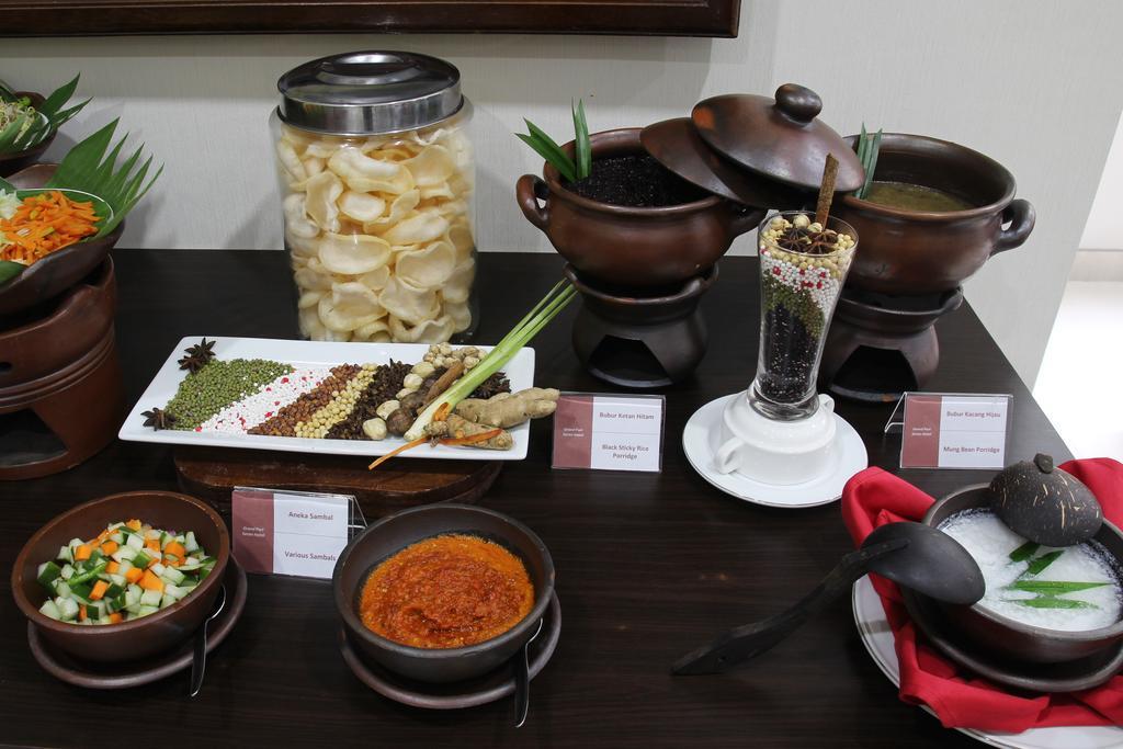 Grand Puri Saron Yogyakarta Hotel Exterior photo
